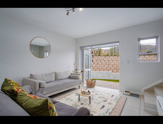 2 BEDROOM TOWNHOUSE RENTED IN HONEYDEW COUNTRY ESTATE